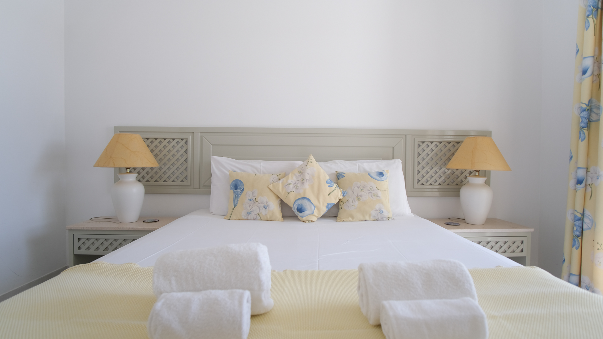 Hoofdslaapkamer met tweepersoonsbed