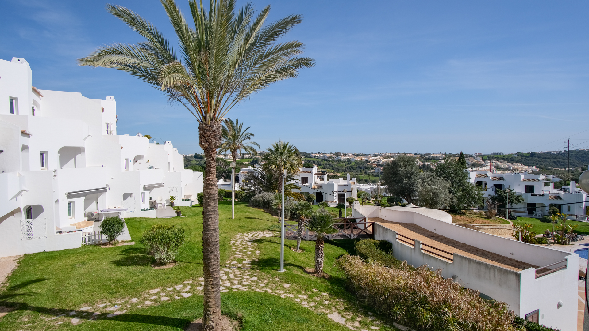 Tuin van Clube Albufeira met palmbomen