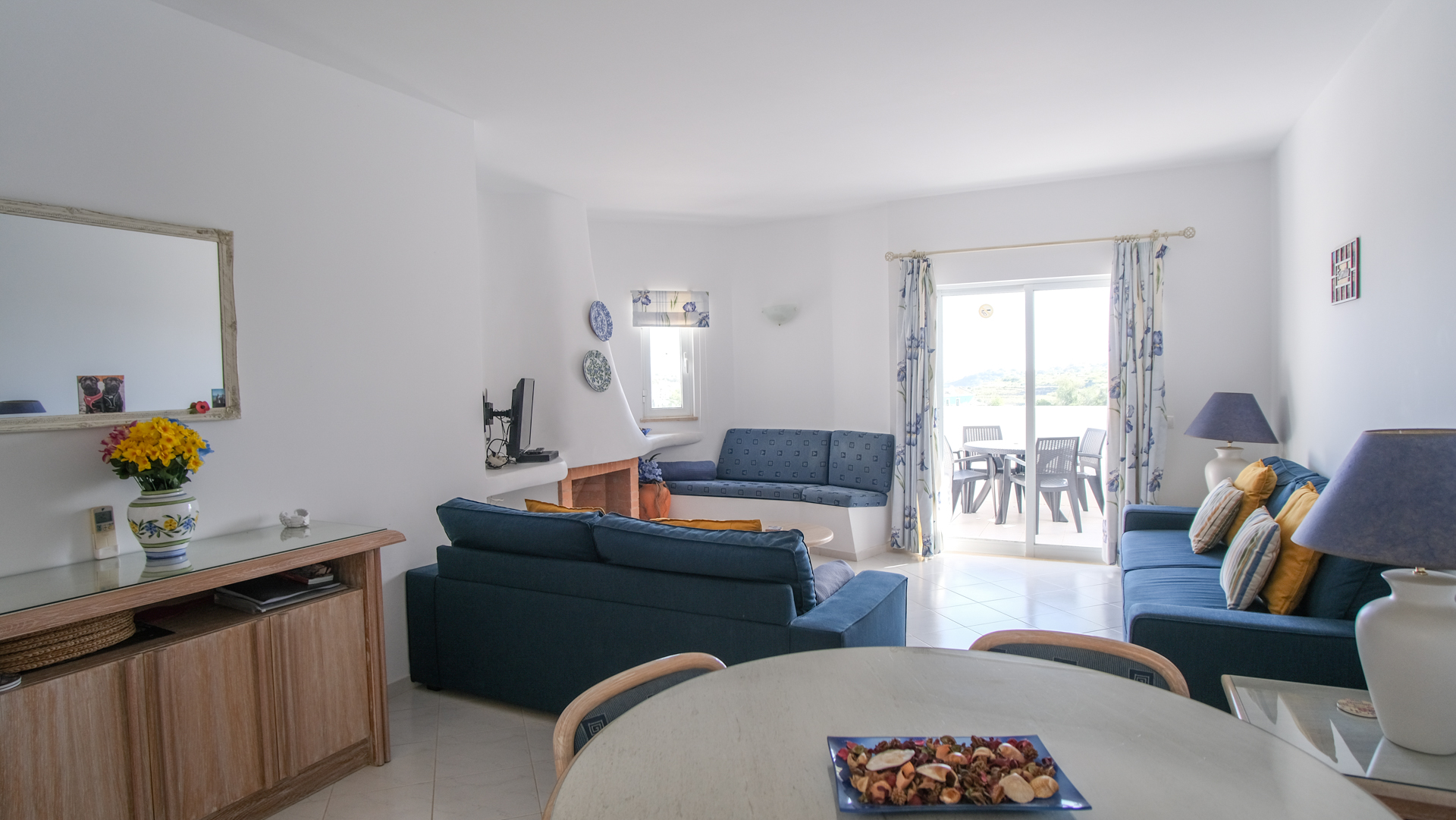 Heldere woonkamer en open keuken van Casa Altea 1
