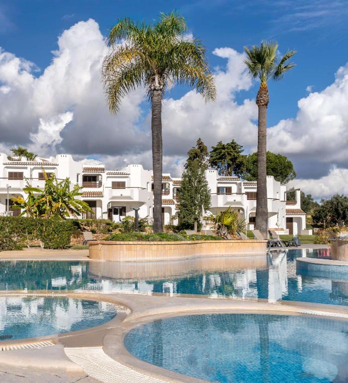 Zwembad met palmbomen op het resort