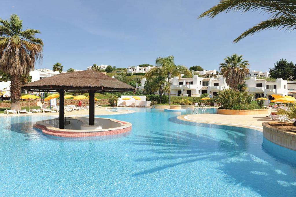 Zwembad met palapa-bar op Clube Albufeira