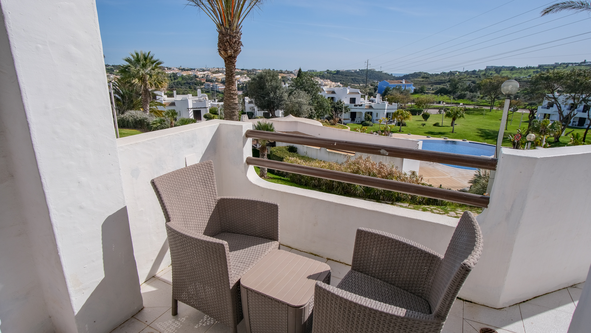 Balkon met uitzicht op het zwembad